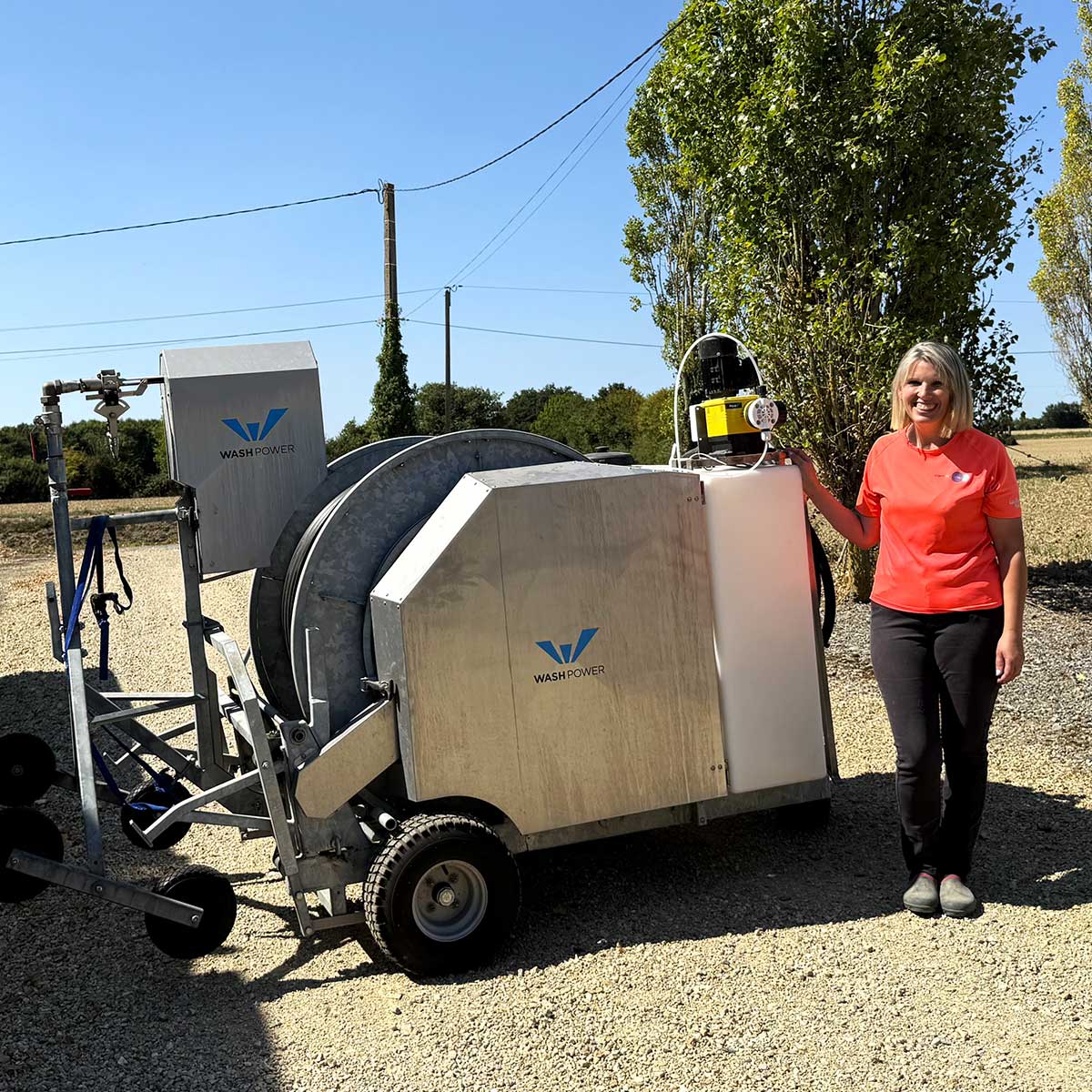 Sylvie Roche à côté de son robot de lavage ProCleaner P200 dehors