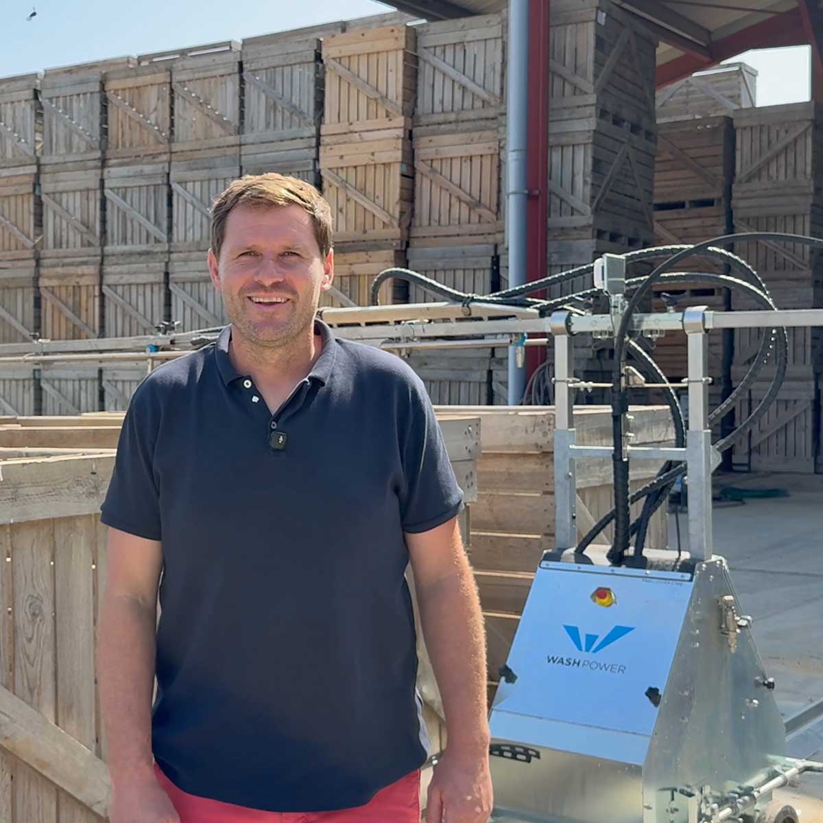 Arnaud Leborgne, SCEA Leborgne, à côté du robot de lavage C100 et des palox à plants de pommes de terre.