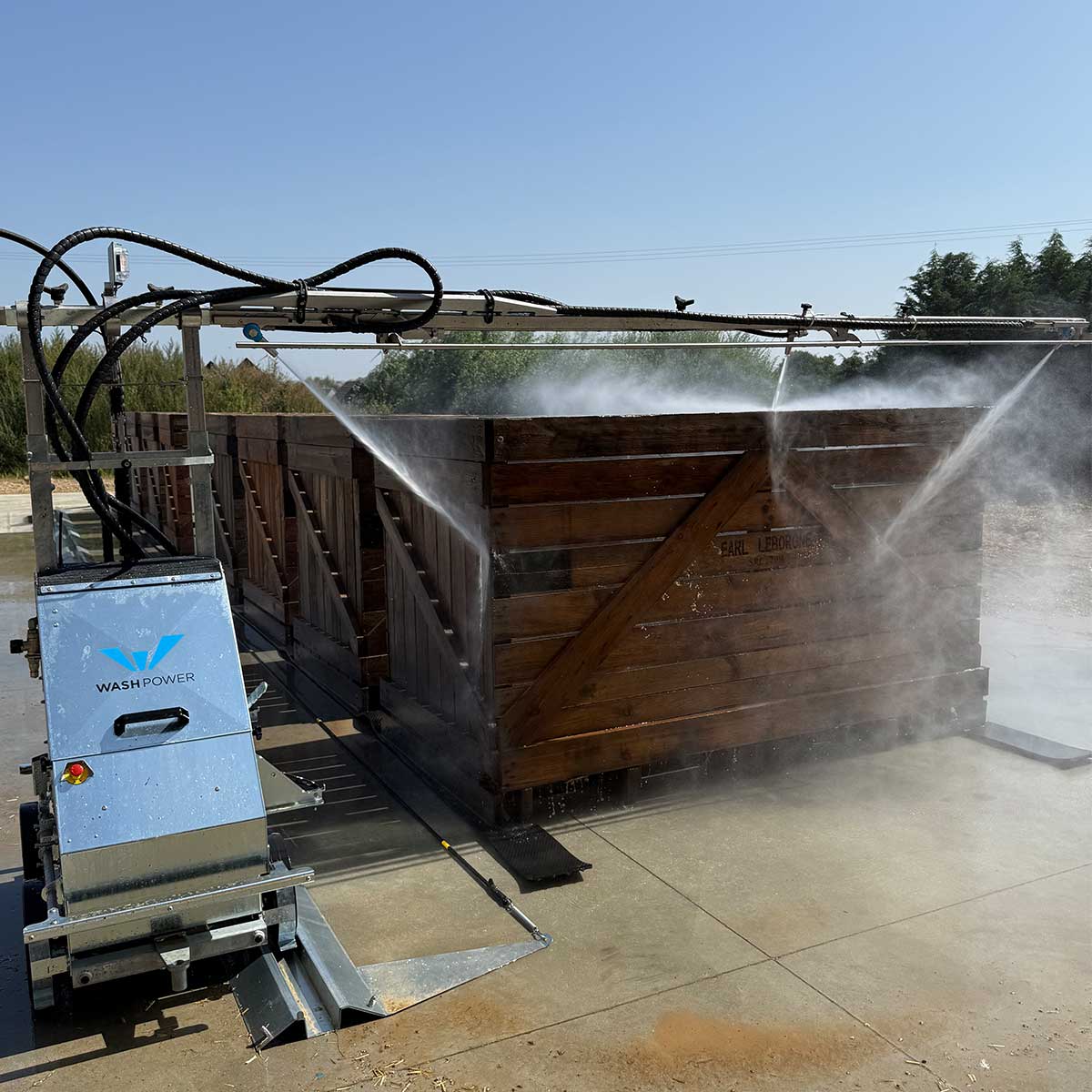 Le robot de lavage C100 en train de laver des palox à plants de pommes de terre.