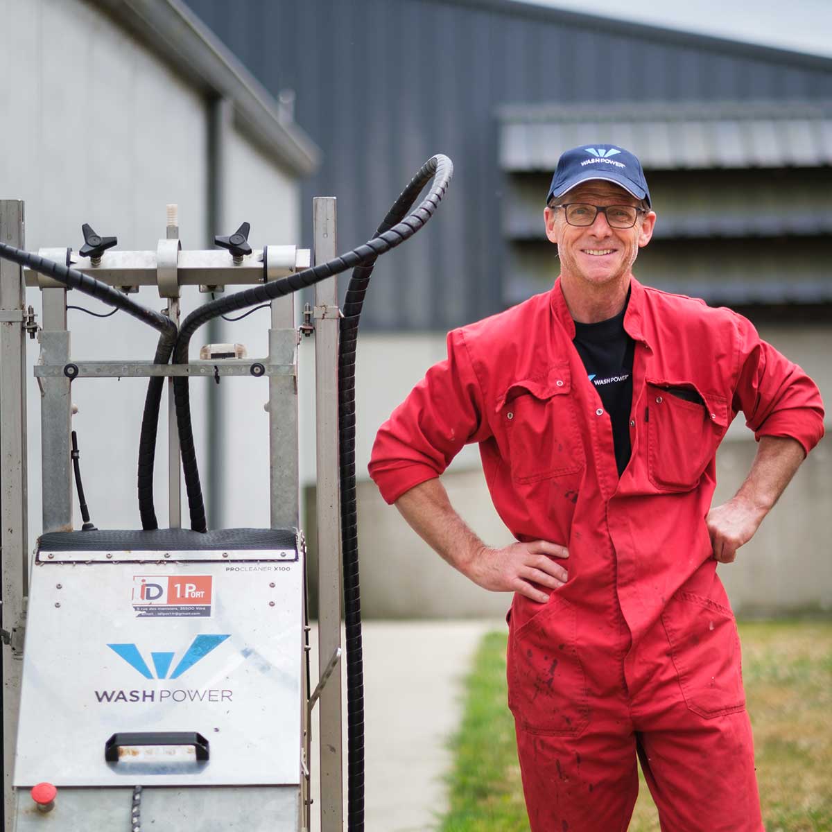 Marc Touchais (SCEA la petite Fontenelle, 35) à côté de son robot de lavage ProCleaner X100