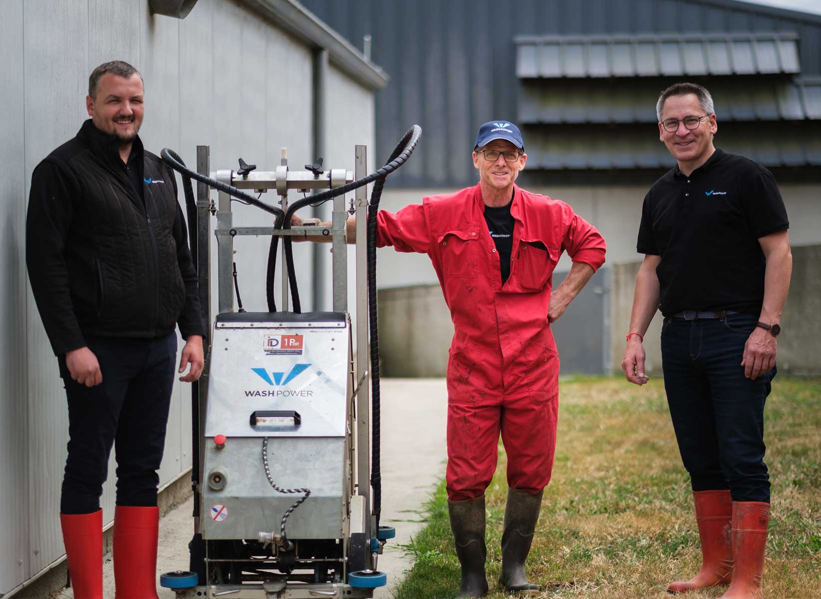 Marc Touchais (SCEA La Petite Fontenelle), Pierre et Yann (Washpower) à côté du robot de lavage ProCleaner X100