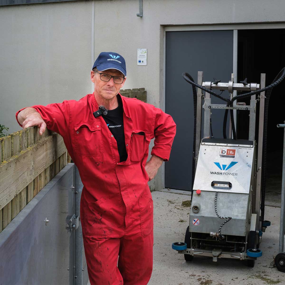 Marc Touchais (SCEA la petite Fontenelle, 35) à côté de son robot de lavage ProCleaner X100