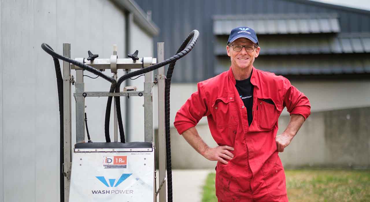 scea-petite-fontenelle-robot-x100-article-miniature Marc Touchais (SCEA la petite Fontenelle, 35) à côté de son robot de lavage ProCleaner X100