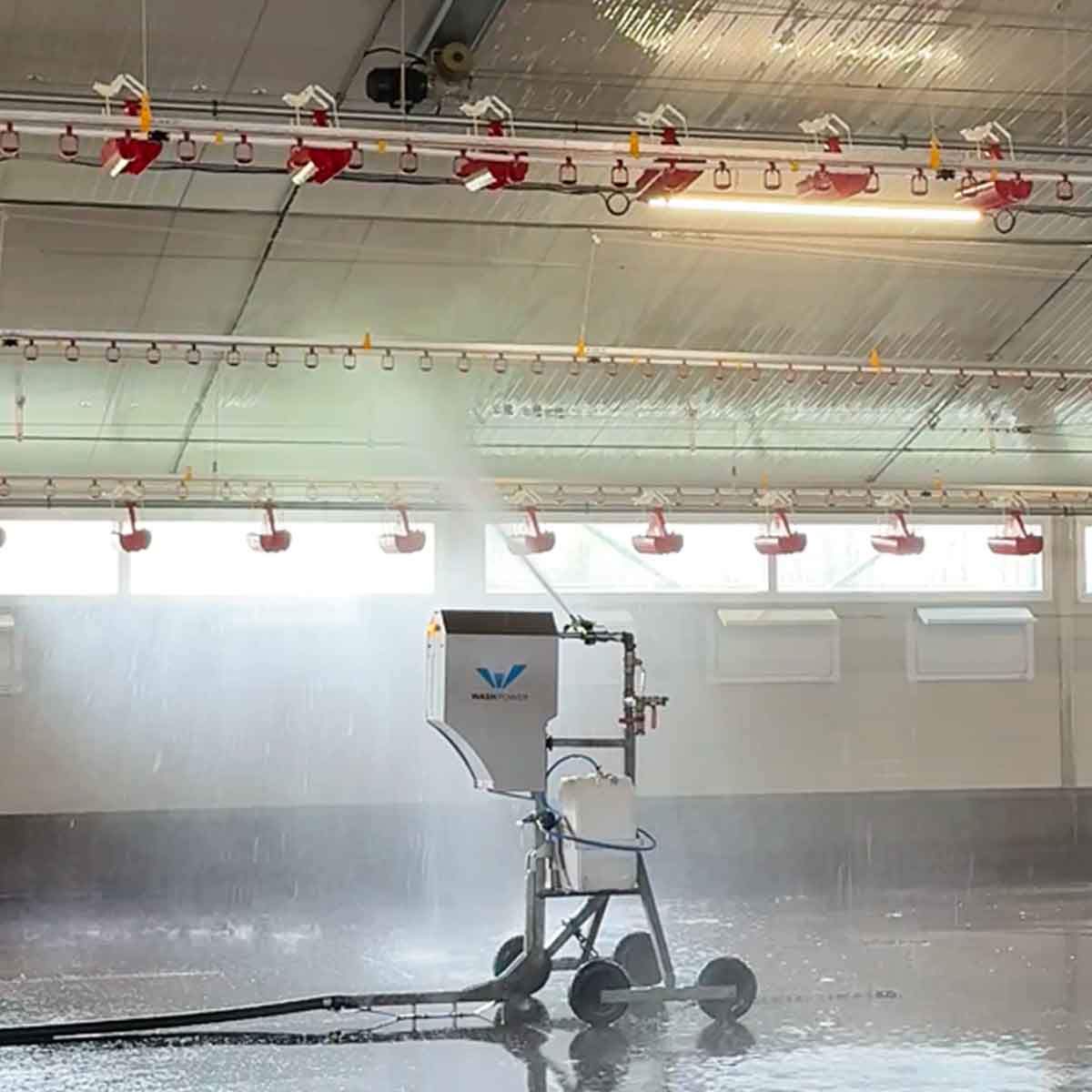 Focus sur le robot de lavage P200 avec un bidon pour la désinfection