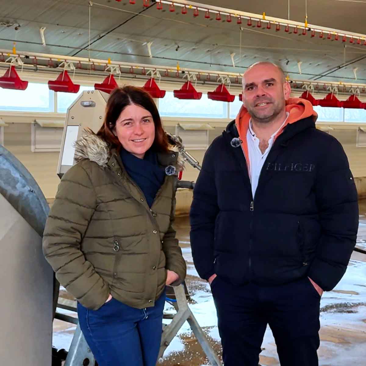 Eleveurs de la ferme EARL du Menhir devant le robot de lavage P200