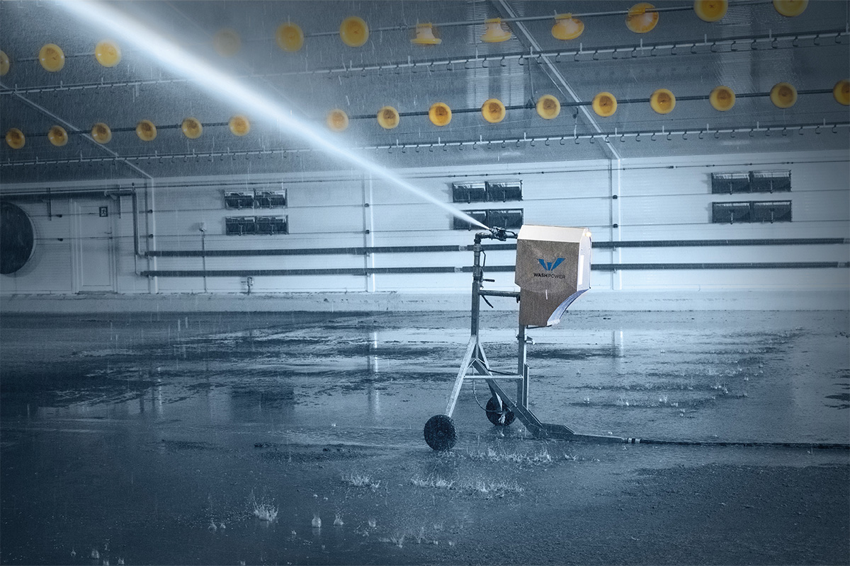 robot de lavage en action dans une porcherie