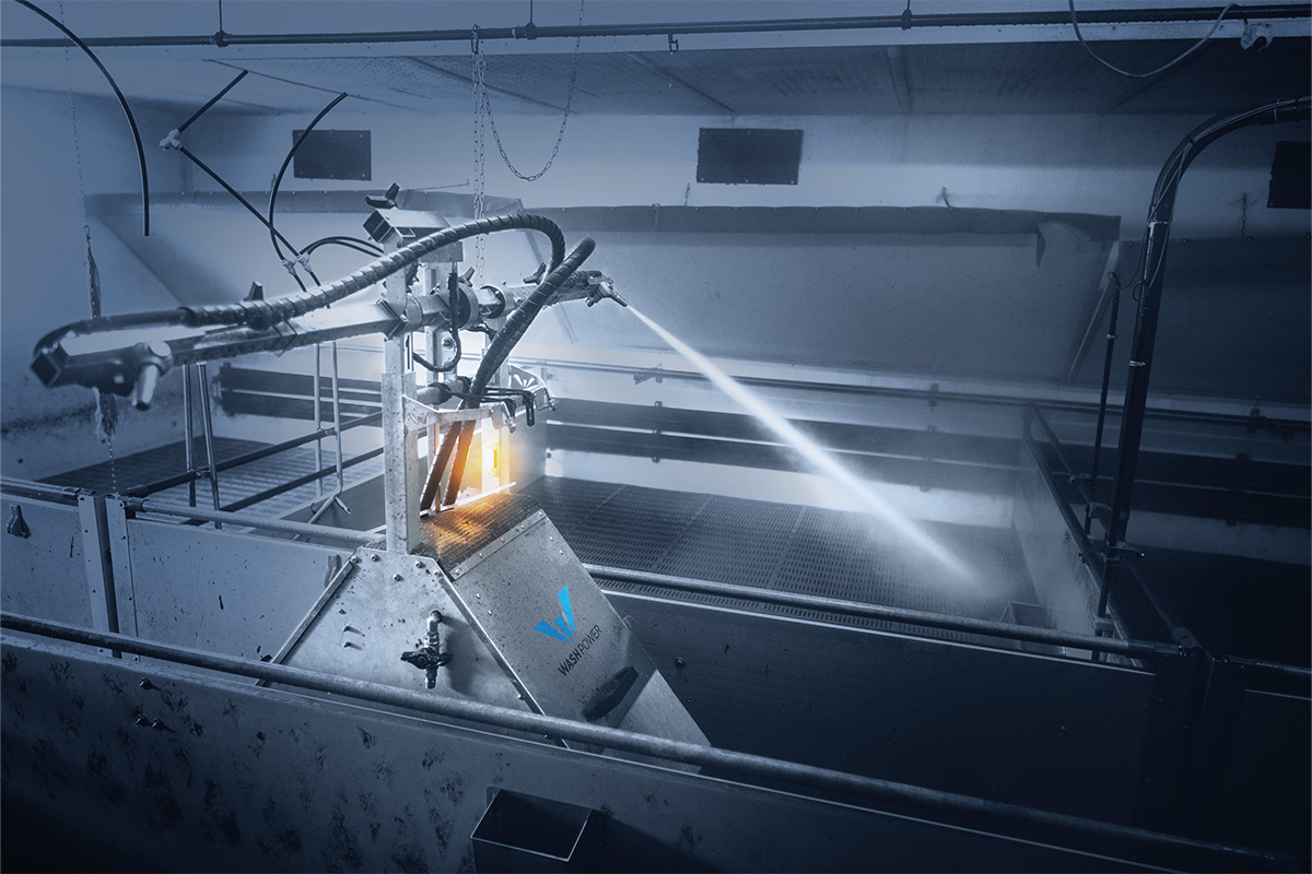 robot de lavage en action dans une porcherie